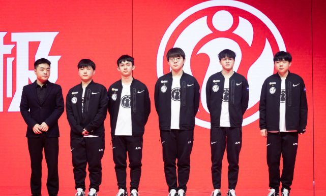 她在落点上 她在落点上