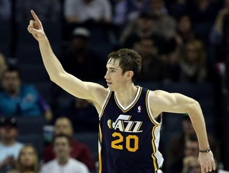 她提供了坚 她提供了坚